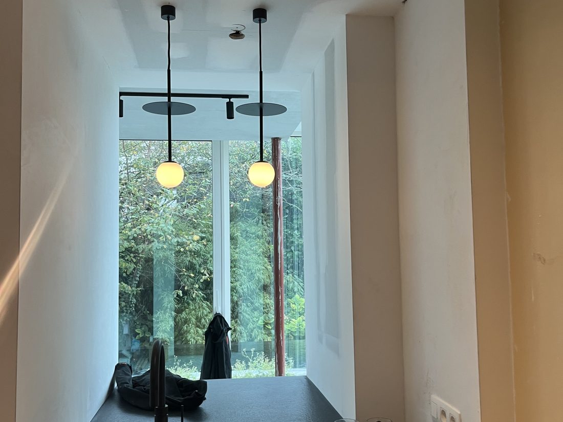 Keuken met afgewerkte verlichting