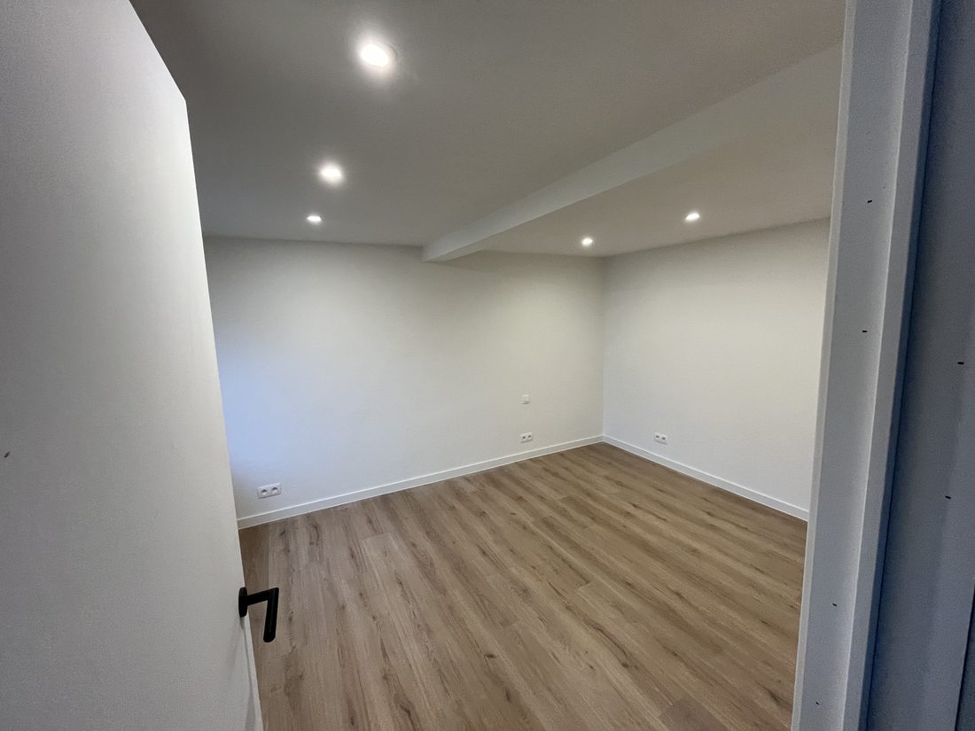 Afgewerkte en geschilderde kamer